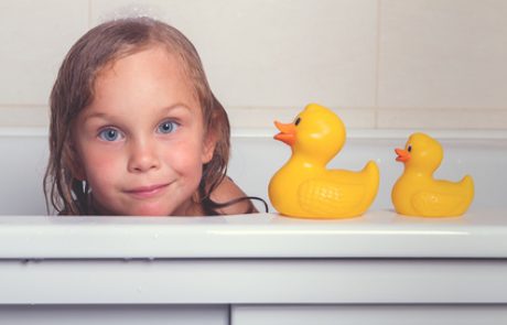 איך להכניס את הילדים למקלחת – בלי ויכוחים, איומים ומריבות?