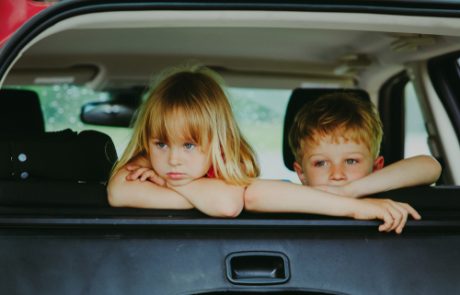 מה לעשות כשהילדים רבים באמצע הנסיעה?